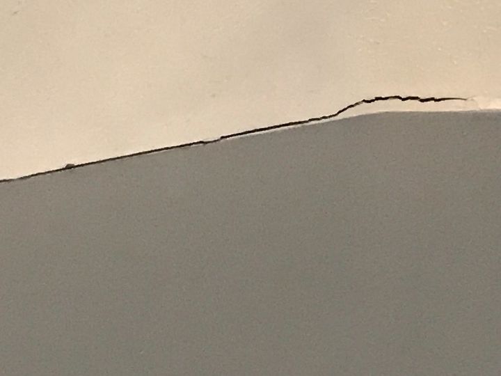 How to Fix Crack Where Wall Meets Ceiling: Easy DIY Guide