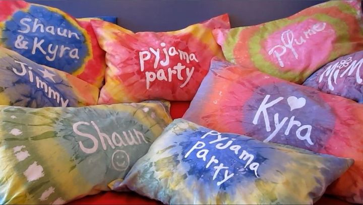 las 20 mejores manualidades para nios de hometalk, Fundas de almohada personalizadas Tie Dye