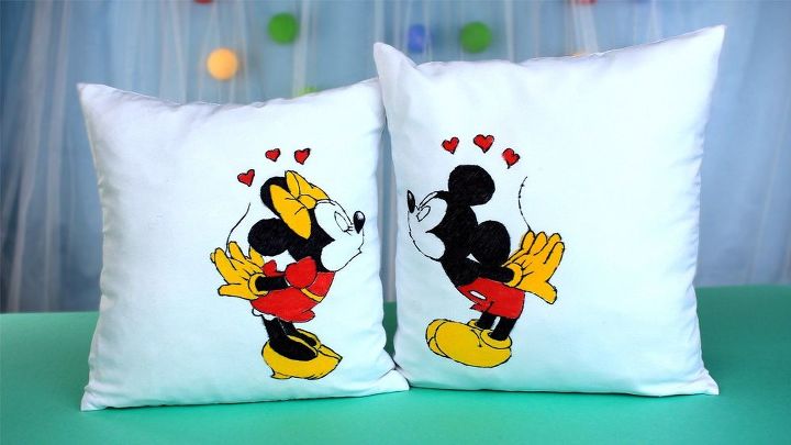 os 20 melhores artesanatos infantis do hometalk, Capas de almofadas decorativas DIY Minnie e Mickey
