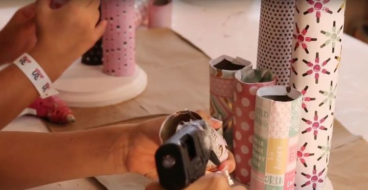 os 20 melhores artesanatos infantis do hometalk, Fa a um porta acess rios de cabelo com rolos de papel