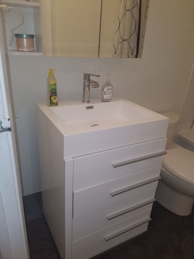 q how to make my small bathroom look bigger and pretty but manly