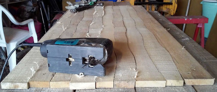mesa de centro de madera de palet reciclada con tablones ondulados, Las sierras de calar son estupendas para cortar a mano alzada