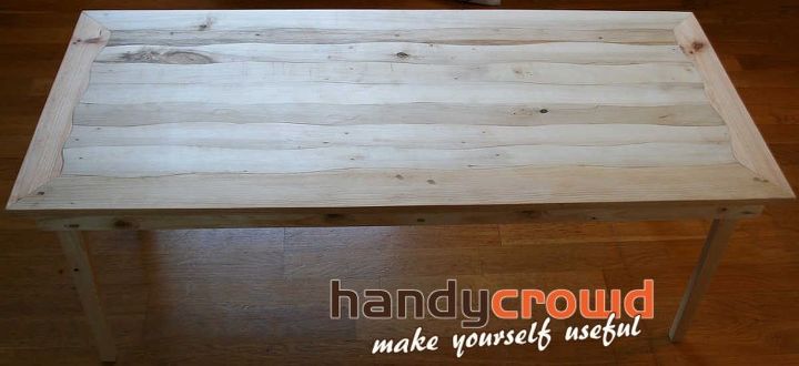 mesa de centro de madeira de palete reciclada com tbuas onduladas, A mesa de centro de madeira de paletes acabada