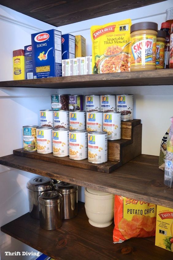 estos 21 blogueros tienen las mejores ideas de organizacin, Organizador de latas de comida DIY con almacenamiento oculto debajo