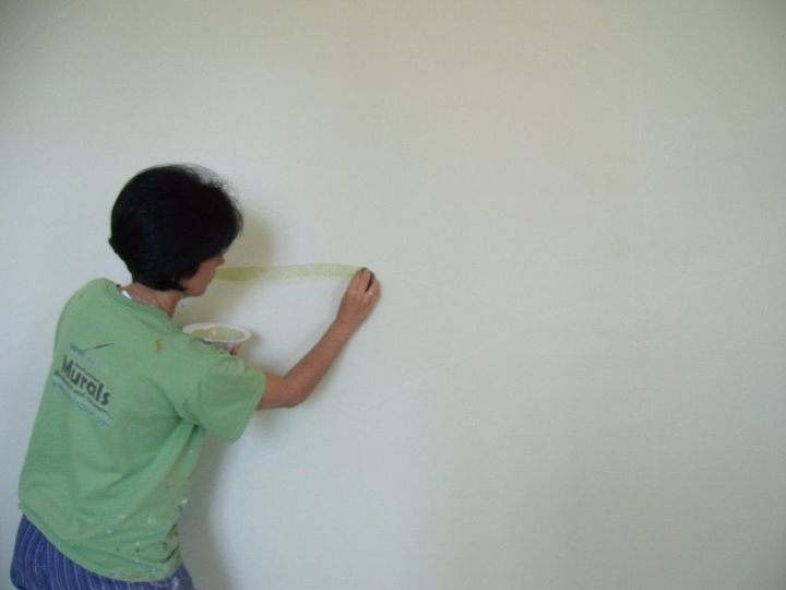 pintando um mural com uma esponja