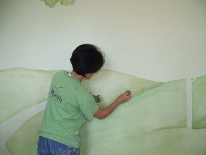 pintando um mural com uma esponja