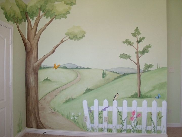 pintando um mural com uma esponja