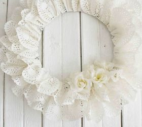 21 totally terrific things you can do with doilies, Fold Them Into An Elegant Wreath