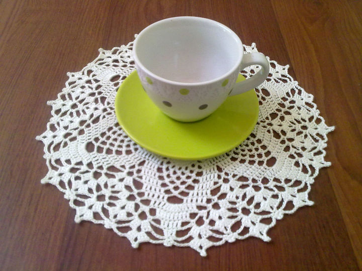 21 totally terrific things you can do with doilies, Use It As A Simple Placemat