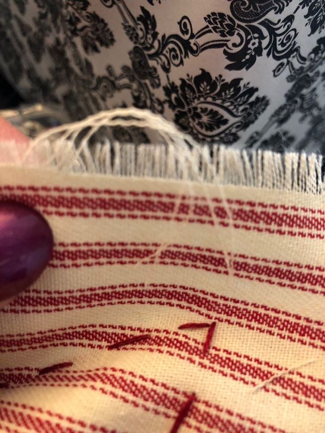 make a shabby chic valentine pillow with a straight pin, Fraying