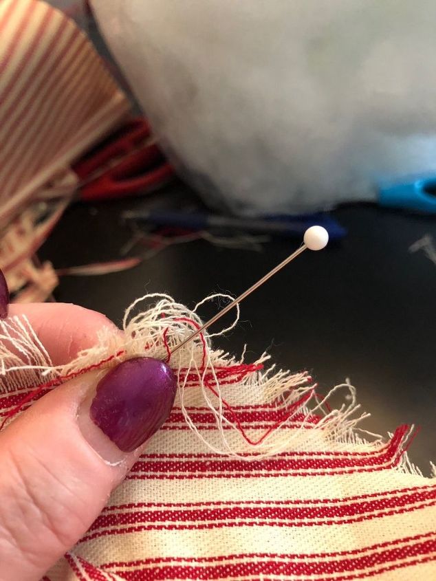 make a shabby chic valentine pillow with a straight pin, Use the pin