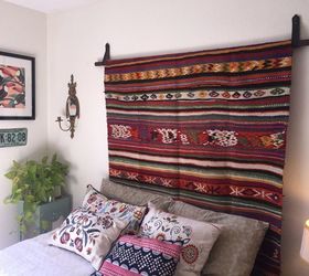27 magnficas ideas para renovar tu dormitorio, Cuelga una alfombra de colores en la pared