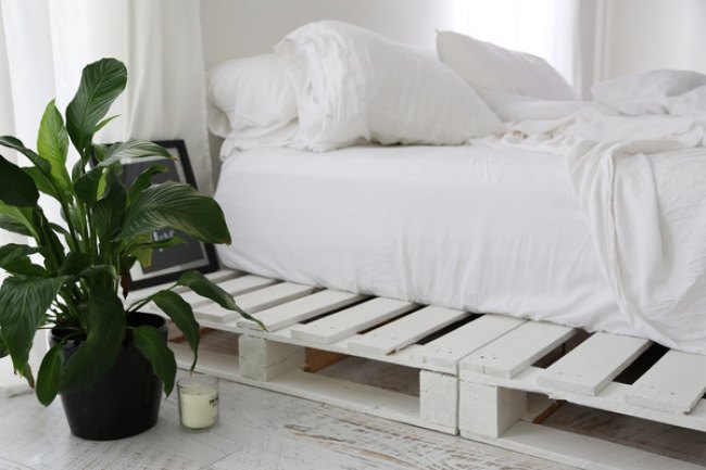 diy pallet frame bed