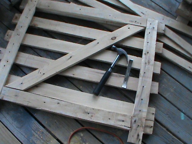 easy wood pallet rack for pots and pans