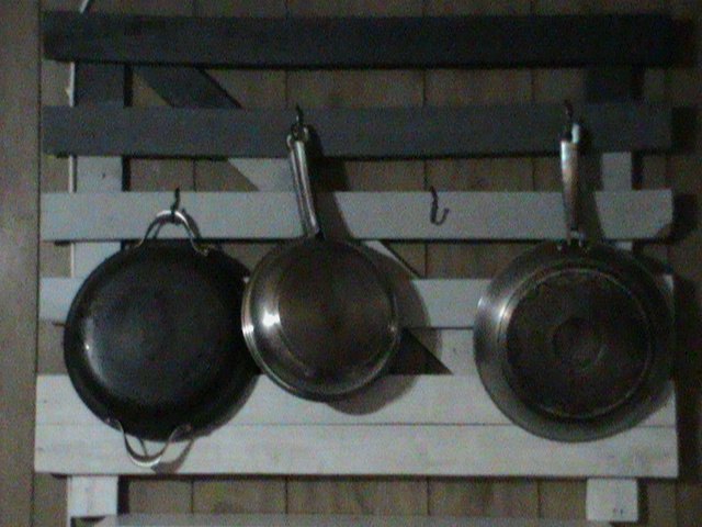 easy wood pallet rack for pots and pans