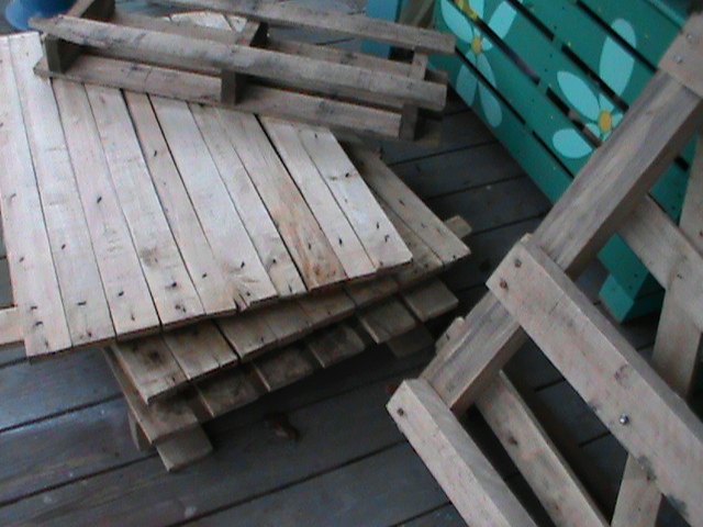 easy wood pallet rack for pots and pans