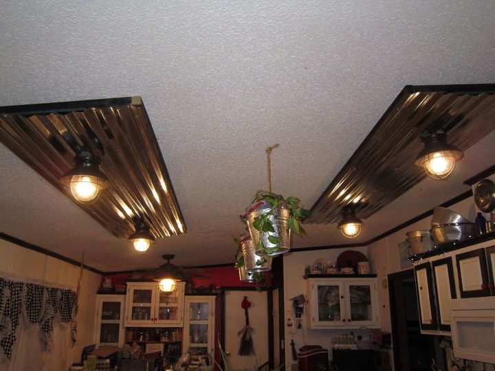 luzes fluorescentes trocadas por teto de estanho com luzes