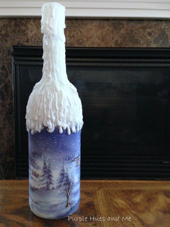 reutiliza una botella de vino con pegamento caliente para darle un aspecto decorativo