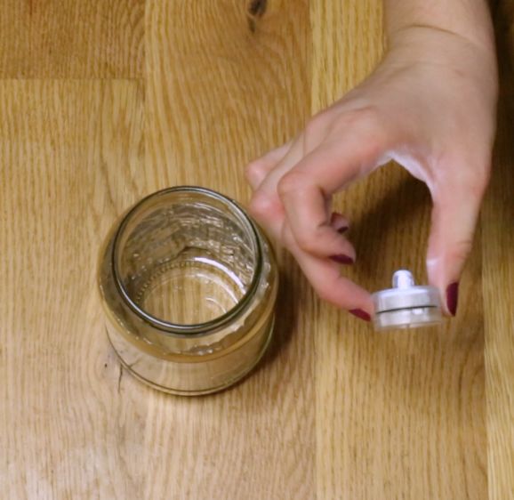 8 increbles maneras de convertir los tarros de pepinillos en decoracin para el hogar