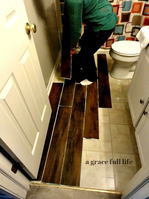 descascar e colar pisos de madeira para seu banheiro