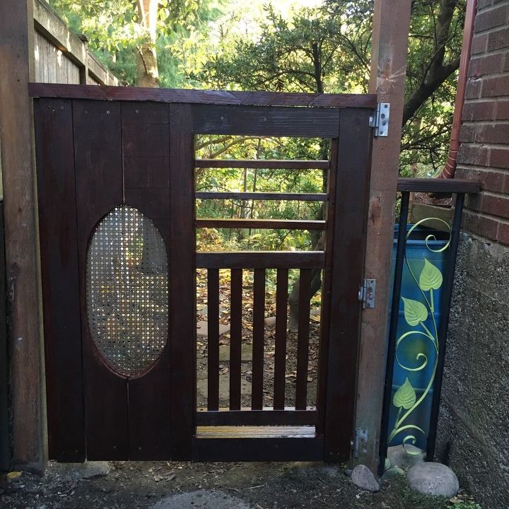 valla reciclada gate, Mirando hacia el patio trasero