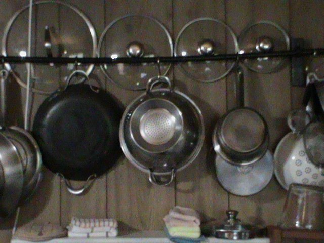 easy wood pallet rack for pots and pans, Before sagging pole