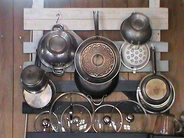 easy wood pallet rack for pots and pans