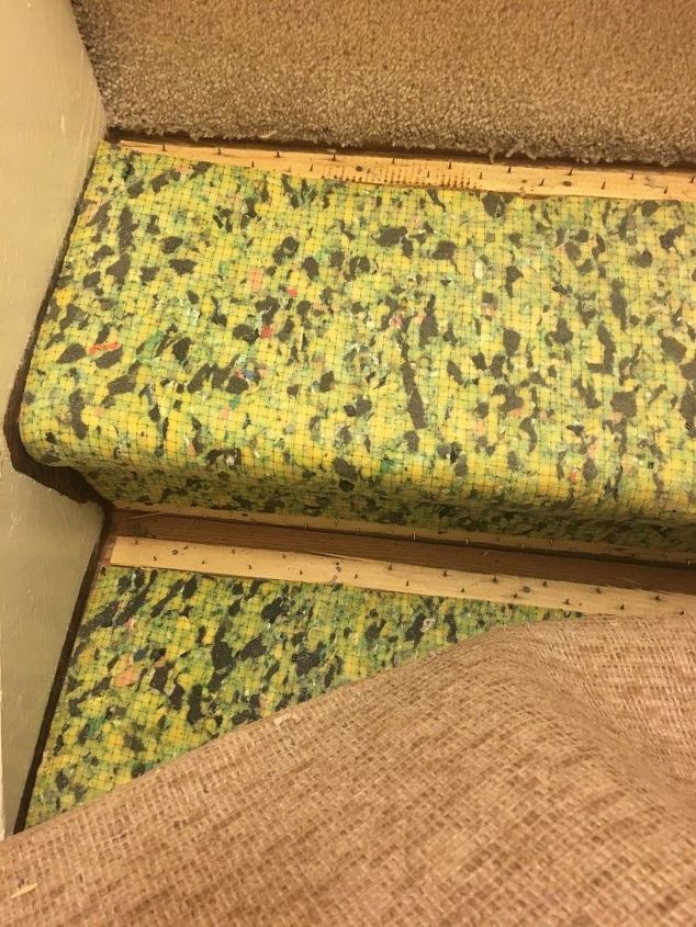 escaleras de moqueta a madera, Levantando la alfombra de las escaleras