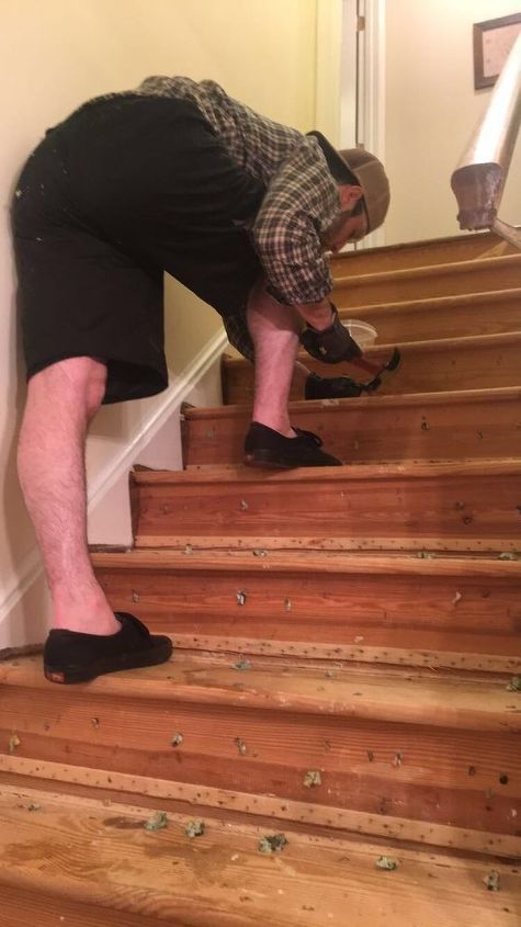 escaleras de moqueta a madera, Quitando grapas y clavos de la madera