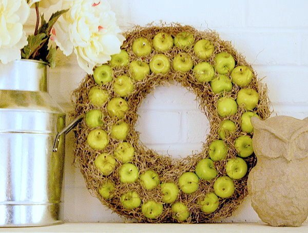 16 formas divertidas de usar la comida para decorar tu casa, Corona de Manzanas Thrifty DIY