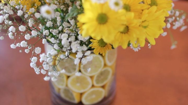 16 formas divertidas de usar la comida para decorar tu casa, Centro de mesa de primavera de lim n DIY
