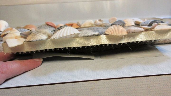 cinturn viejo y marcos de conchas marinas