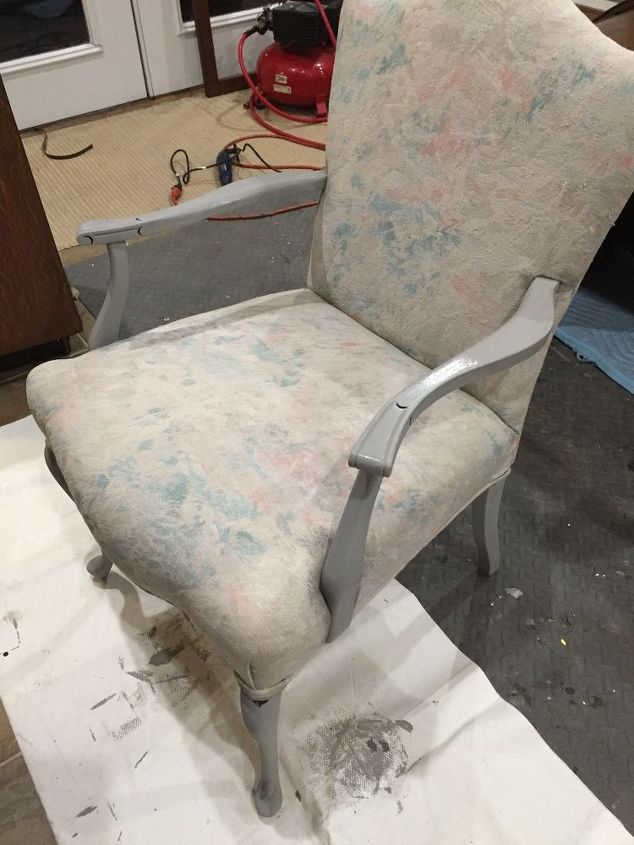 silla pintada y estarcida