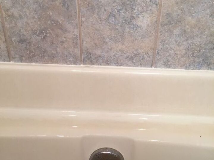 q what can i clean a fiberglass or something like it bathtub with