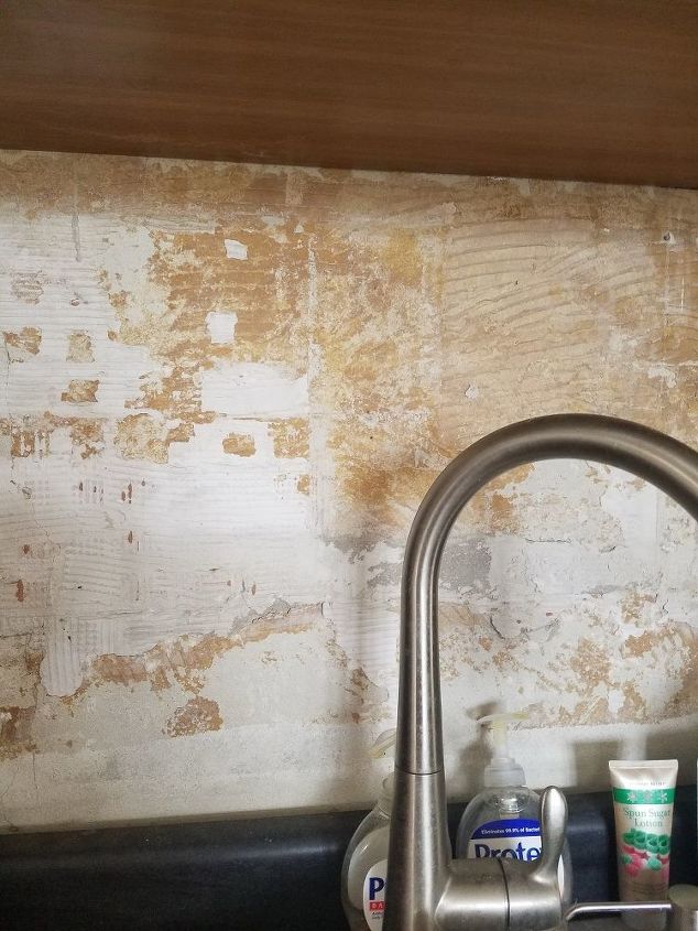 is there a way to remove old tile glue from walls
