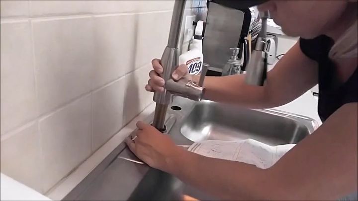 substituindo uma torneira de cozinha