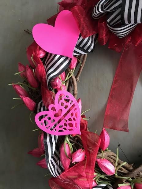 diy transitional grapevine wreath, DIY Paper Hearts
