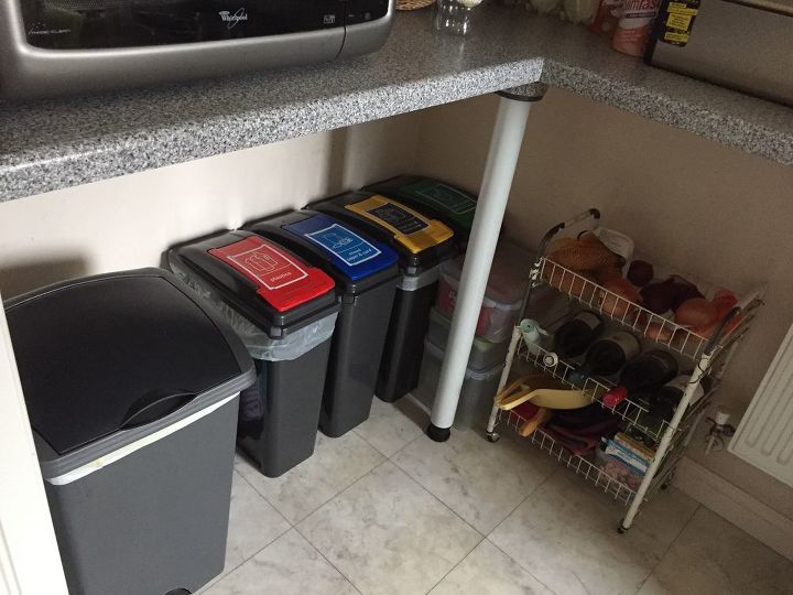 q tengo una cocina pequena que parece estar llena de cubos de reciclaje feos