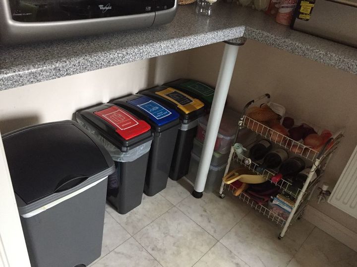 tengo una cocina pequea que parece estar llena de cubos de reciclaje feos