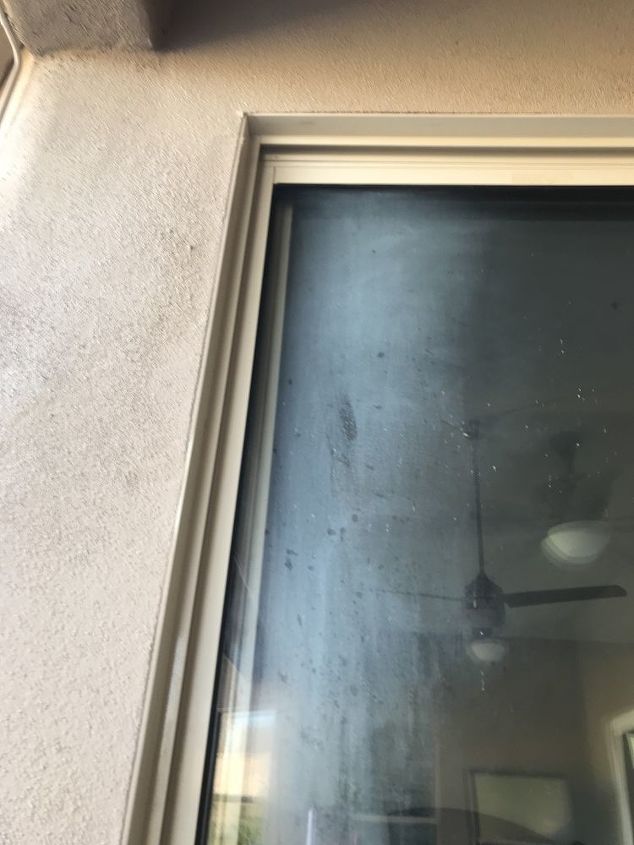 cmo eliminar las manchas de agua dura en las ventanas o en el cristal de la ducha