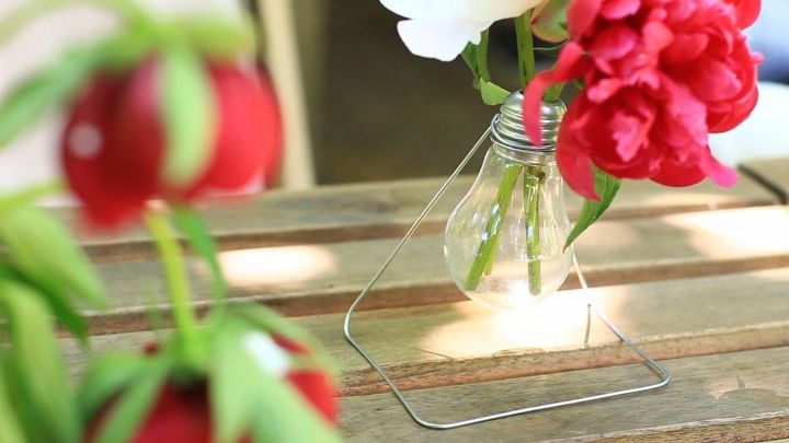 15 clever ways to repurpose old light bulbs, Hanging Hi tech Vase