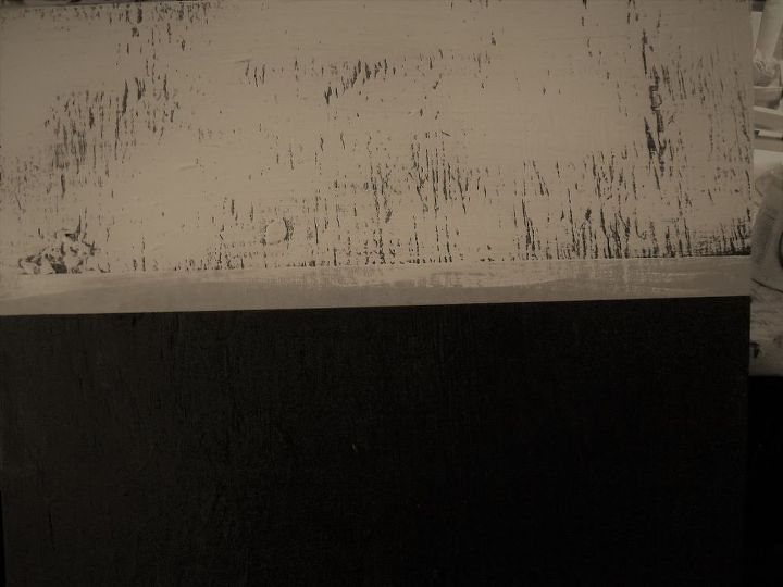 una aplicacion de pared shiplap faux usando solo pintura y cinta adhesiva