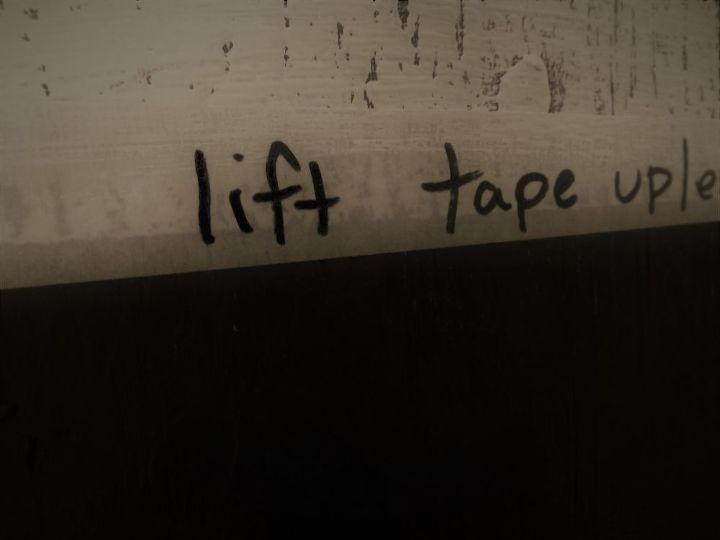 uma aplicao de parede de shiplap faux usando apenas tinta e fita