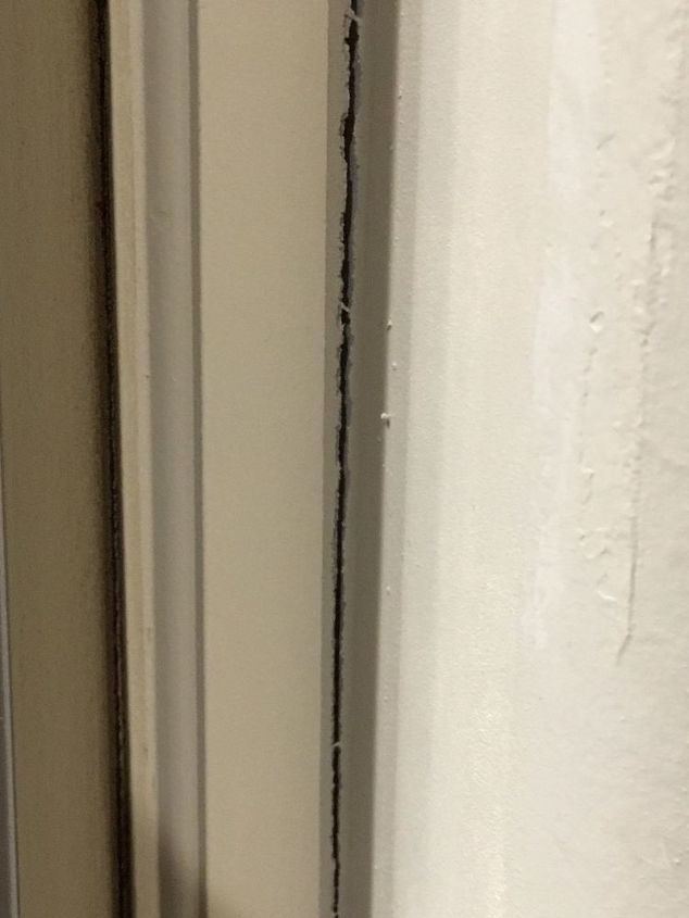 q debe utilizar masilla para sellar las grietas entre el armario y la pared