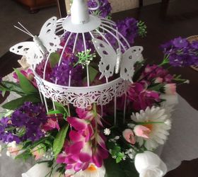 How to Decorate a Bird Cage With Artificial Flowers
