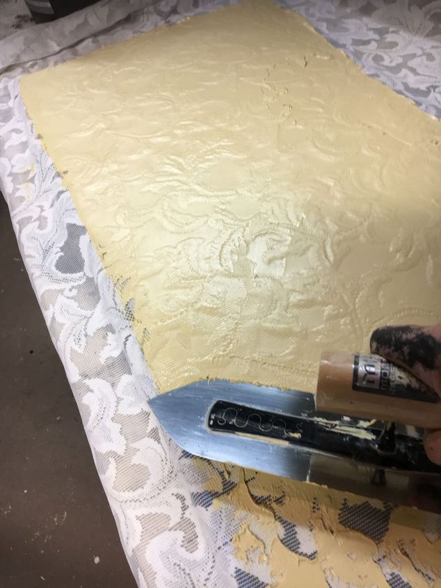 secretary in black lace, Spread Textura and remove the lace immediate