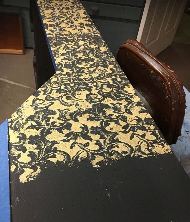secretary in black lace, Allow the Textura to dry