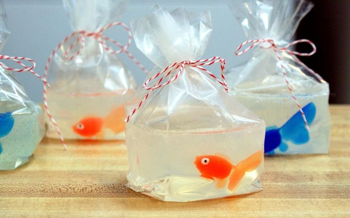 22 jabones caseros que puedes regalar todo el ao, Jabones de peces de colores en una bolsa