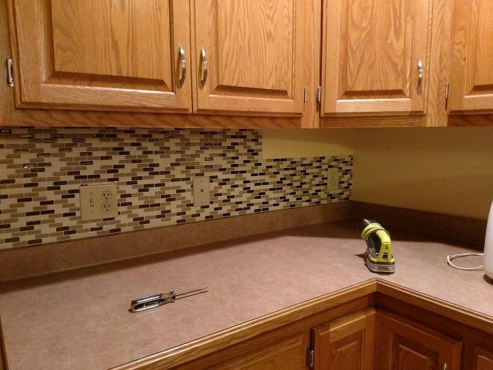 plain wall to tiled backsplash