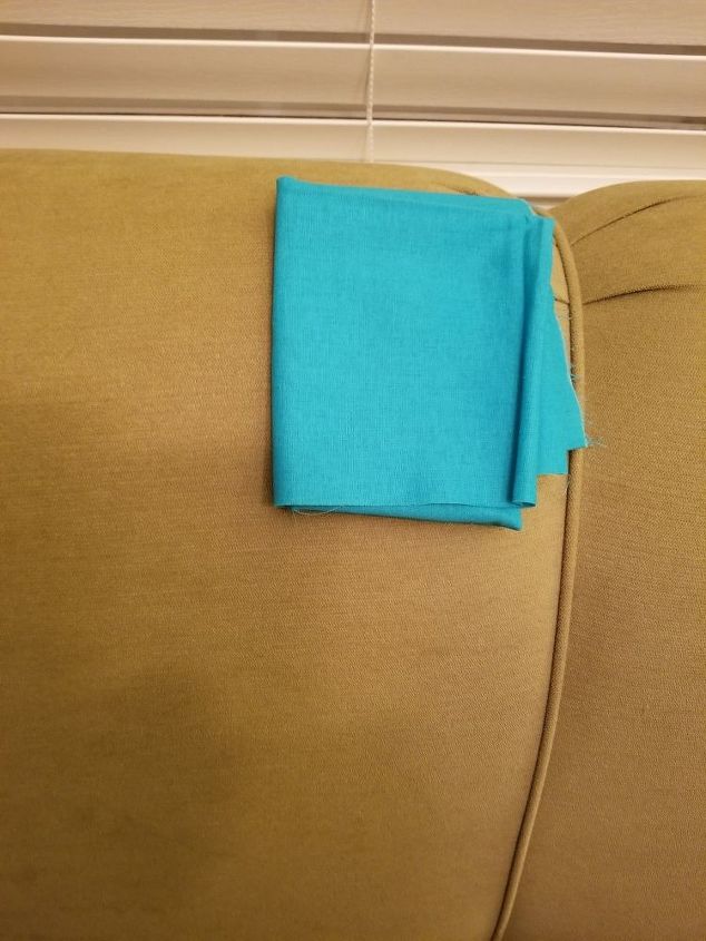el estarcido boho convierte la aburrida cmoda marrn en un brillo mstico, Muestra de tela comparada con el color del sof